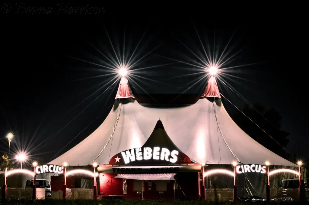 La carpa de la compañía iluminada de noche (foto de muestra)