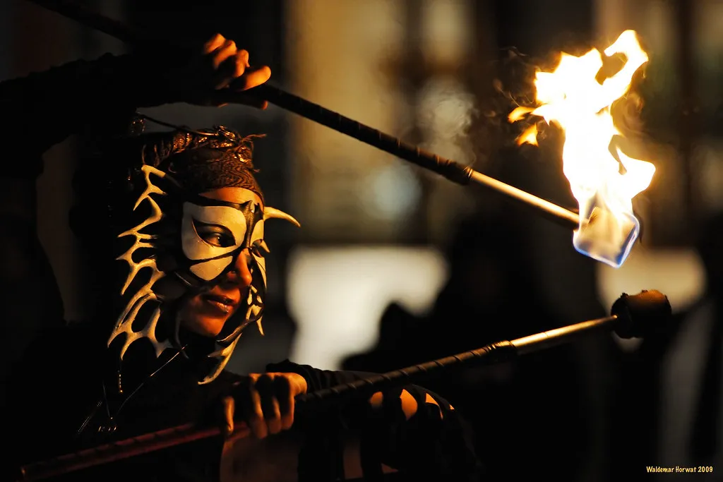 Máscaras y antorchas (muestra)